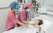 TP.HCM: Bác sĩ đi xe cấp cứu 2 bánh đến cứu cụ bà ngưng tim tại nhà