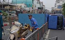 TP.HCM: Xe tải lật ngang, chắn giữa cầu Chữ Y, giao thông ùn ứ