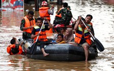 Mưa lớn gây ngập sâu đến 3 m ở thủ đô Indonesia, hàng ngàn người sơ tán