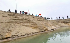 Dân mang loa, trống, băng rôn ra bờ sông Lam phản đối khai thác cát