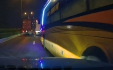 CSGT TP.HCM xác minh clip xe khách vượt ẩu, lấn làn gây va quẹt rồi bỏ chạy