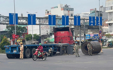 Bất an với xe chở cuộn thép