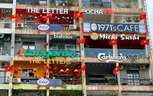 Hàng quán ở phố đi bộ Nguyễn Huệ 'gây sốt' vì rực rỡ cờ đỏ sao vàng