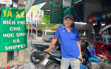 TP.HCM nghĩa tình: Biết tiền khó kiếm, vẫn vá xe miễn phí cho shipper