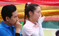 Lương Thùy Linh khóc nghẹn trước cậu bé gác việc học lo cho em khi mẹ mất