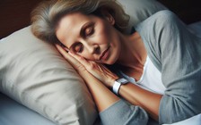 Bác sĩ chỉ mẹo đơn giản nhưng cực hay giúp người lớn tuổi dễ ngủ hơn