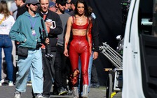 Bella Hadid khiến fan lo lắng với thân hình gầy trơ xương