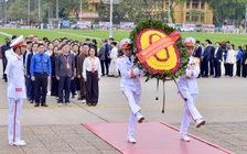 Đoàn đại biểu thanh niên Trung Quốc vào Lăng viếng Chủ tịch Hồ Chí Minh