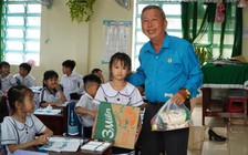 Chuyện tử tế: Thầy giáo hàng chục năm bền bỉ giúp học sinh nghèo