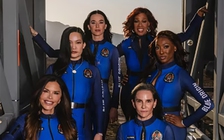 Vợ sắp cưới tỉ phú Jeff Bezos quyến rũ với bộ đồ vũ trụ bó sát