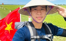 Chàng trai đạp xe từ Hà Nội đến TP.HCM để xem diễu binh