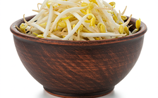 Ngày mới với tin tức sức khỏe: Những ai cần hạn chế ăn giá sống?