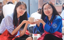 Thanh niên Trung Quốc nặn gốm Bát Tràng