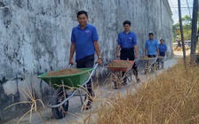 Chàng trai chuyên sửa nhà cho người dân