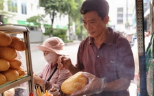 Ông Út bán bánh mì nhặt bao lì xì dày cộm, nhờ đăng lên mạng tìm chủ nhân