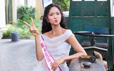 Hoa hậu H'Hen Niê diện váy dạ hội tạo dáng bên xe công nông cùng chồng