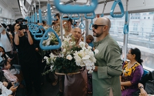 Chú rể Tây rước cô dâu Việt bằng xe buýt mui trần và metro TP.HCM