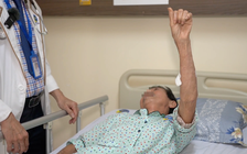 Đang bế cháu trên tay, người đàn ông đột ngột rơi vào hôn mê, đột quỵ