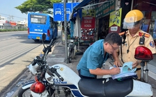 CSGT TP.HCM phạt hàng loạt tài xế xe buýt dừng không sát lề, vượt đèn đỏ