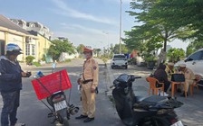 Công an tỉnh Quảng Bình xử lý shipper 'cắm mặt' vào điện thoại, truy quét 'quái xế'