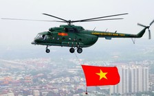 Máy bay diễn tập treo cờ đang bay vào TP.HCM mừng đất nước thống nhất