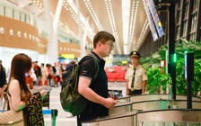 Những hành khách đầu tiên 'xông đất' nhà ga T3 hiện đại nhất Việt Nam