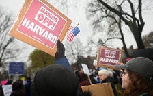 Cuộc chiến giữa chính quyền ông Trump với Harvard tiếp diễn căng thẳng