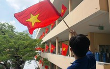 Trường đại học phủ đỏ màu cờ Tổ quốc đầy tự hào