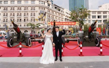 Cặp đôi chụp ảnh cưới trước dàn đại bác kỷ niệm 50 năm đất nước thống nhất