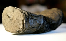 Làm sao đọc được cuộn giấy cháy đen vì núi lửa 2.000 năm trước?