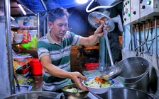 Hẻm bán món chay 'độc nhất' TP.HCM: Chuyện 'lạ' xảy ra sau gần nửa thế kỷ