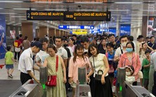 Metro TP.HCM đông nghẹt người dân di chuyển đến phố đi bộ chờ xem pháo hoa