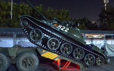 Cận cảnh 2 xe tăng T54 quân đội đưa vào sân Mỹ Đình phục vụ biểu diễn