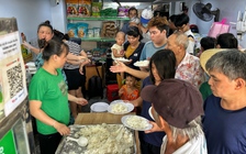 Quán chay 'giá gì kỳ' ở TP.HCM: 5.000 đồng một phần, 2 tiếng là hết sạch