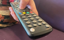 Lý do một số nút trên điều khiển TV có chấm nhỏ