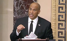 Một nghị sĩ đứng phát biểu suốt hơn 25 giờ để chỉ trích ông Trump