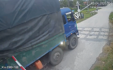 Tông gãy thanh chắn để vượt qua đường sắt, tài xế bị tước bằng lái