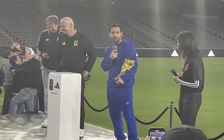 Messi lại nhận cúp vô địch World Cup 2022 từ tay Chủ tịch FIFA