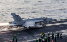Houthi tuyên bố tấn công tàu sân bay Mỹ 3 lần trong một ngày