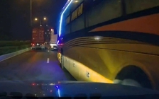 CSGT xử phạt tài xế xe khách vượt ẩu, lấn làn gây va quệt rồi bỏ chạy