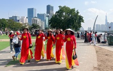 Cuối tuần hàng ngàn người dân TP.HCM áo đỏ sao vàng đến Bến Bạch Đằng mừng đất nước thống nhất