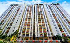 Nhiều chung cư ở TP.HCM đồng loạt treo cờ Tổ quốc mừng 50 năm đất nước thống nhất