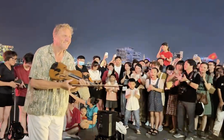 Clip ông Tây đàn violin bài Nối vòng tay lớn ở bến Bạch Đằng gây sốt mạng