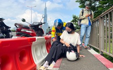 Nhiều người té ngã trên cầu Sài Gòn sáng nay, nghi do mặt đường có dầu nhớt