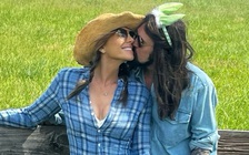 Elizabeth Hurley công khai hẹn hò cha của Miley Cyrus