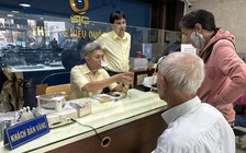 Vàng lên 124 triệu đồng, cụ ông mang 20 lượng tích cóp 50 năm ra bán