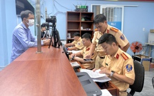 CSGT TP.HCM cấp 'giấy đi đường' cho người chờ nhận kết quả đổi bằng lái xe