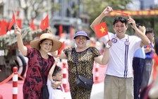 'Cơn sốt' chụp hình cùng cờ đỏ sao vàng dịp đại lễ 30.4 khiến nhiều xưởng làm không đủ bán