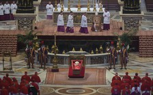 Linh cữu Giáo hoàng Francis được đưa đến Vương cung thánh đường Thánh Peter