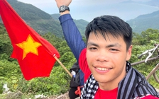 Chàng trai mặc áo đỏ, sao vàng đạp xe 1.600 km vào TP.HCM xem diễu binh